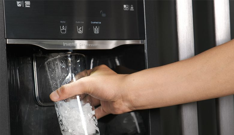 Ưu điểm của tính năng làm đá tự động trên tủ lạnh Malloca - Tiết kiệm thời gian và công sức