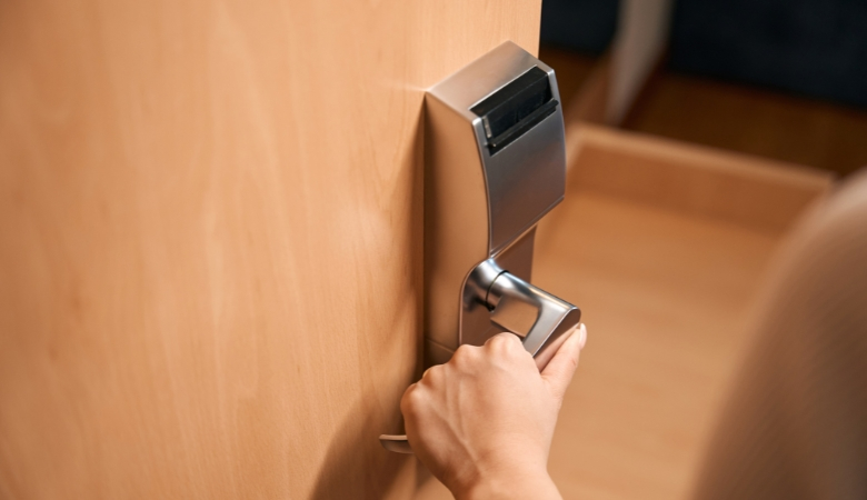 Hướng dẫn chọn mua khóa cửa thẻ từ cho khách sạn - So sánh giá cả