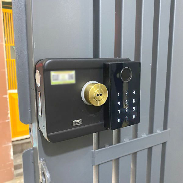 khóa cổng vân tay cho nhà trọ 24