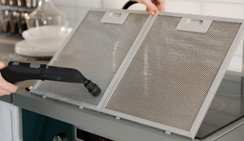 Cách làm sạch máy hút mùi Malloca chi tiết - Xử lý bộ lọc bằng nước và xà phòng nhẹ