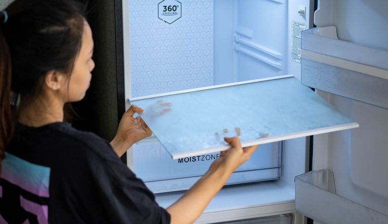 Cách làm sạch tủ lạnh Malloca để tránh mùi hôi - Tháo rời các ngăn, kệ tủ lạnh