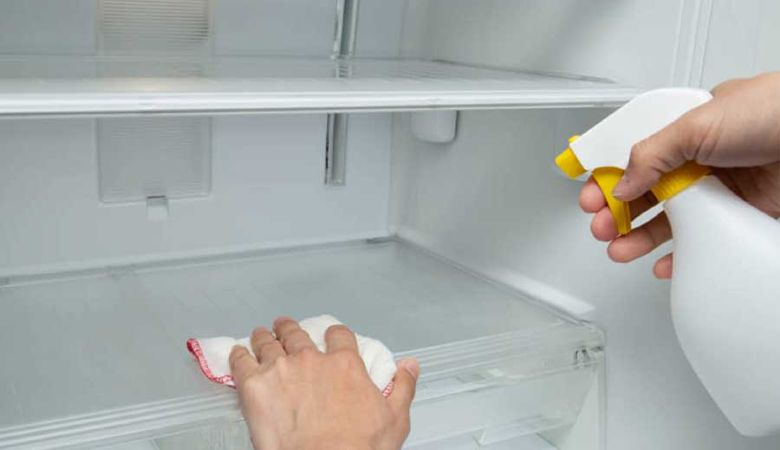 Cách làm sạch tủ lạnh Malloca để tránh mùi hôi - Vệ sinh vách trong tủ lạnh
