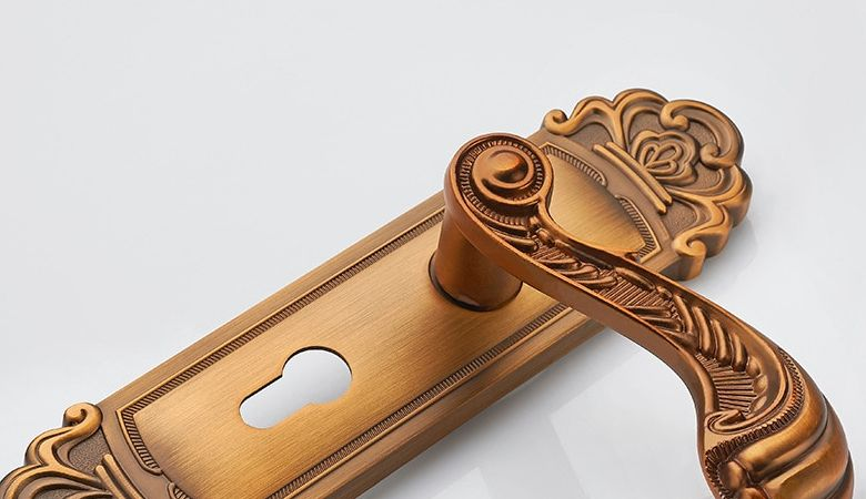 Cần lưu ý gì về tính phong thủy, thẩm mỹ khi chọn khóa cửa phòng? - Kiểu dáng và hoa văn trên khóa cửa