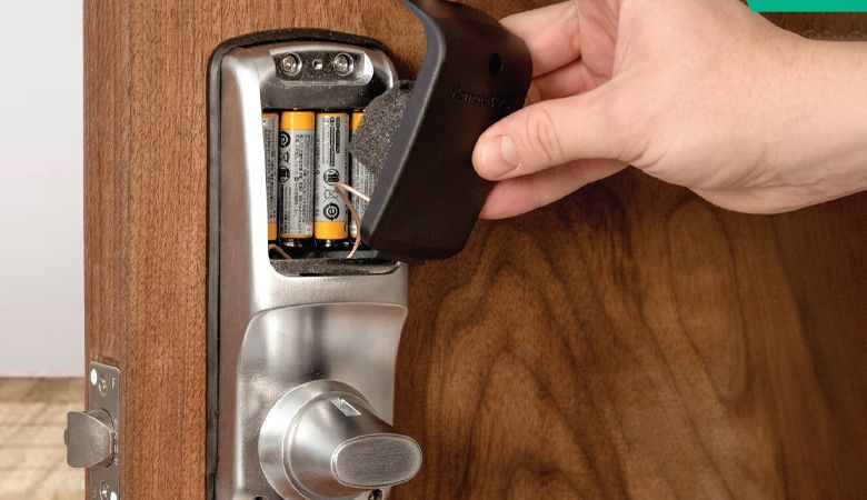 Tôi có thể tự thay pin cho khóa thẻ từ không?