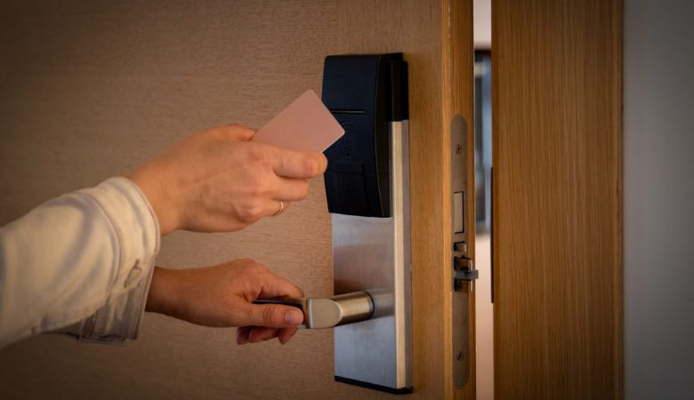 Các lưu ý khi lựa chọn và lắp đặt khóa thẻ từ cho khách sạn