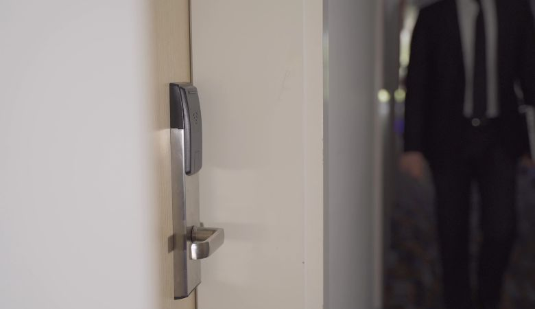 Các lưu ý khi lựa chọn và lắp đặt khóa thẻ từ cho khách sạn