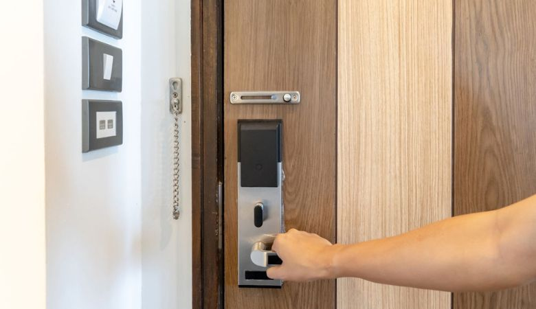 Các lưu ý khi lựa chọn và lắp đặt khóa thẻ từ cho khách sạn