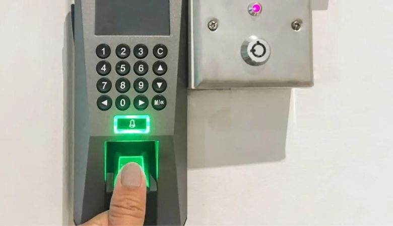 Kinh nghiệm chọn và lắp đặt khóa vân tay cửa chính cho nhà trọ