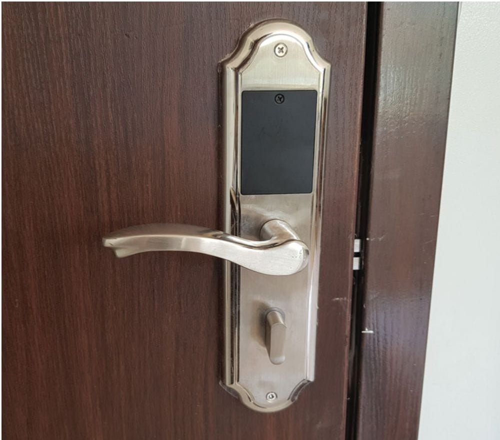 Bảo mật hoàn hảo: Cách Khóa Cửa Phòng Khách Sạn Hiệu Quả