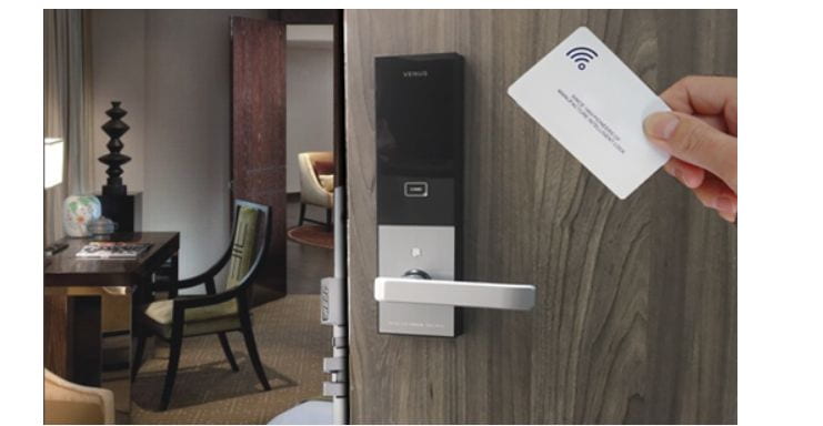 Bảo mật hoàn hảo: Cách Khóa Cửa Phòng Khách Sạn Hiệu Quả