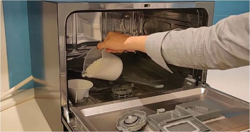 Bỏ muối vào máy rửa chén: Điều bạn cần biết trong quy tình rửa chén