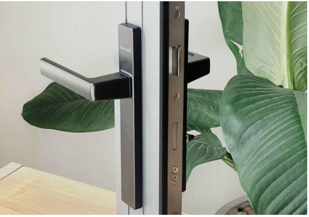 Khám phá cách sửa khóa cửa nhôm kính hiệu quả và an toàn